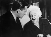 Miss Marple eine aeltliche eigenwillige Lady haelt als einzige der Geschworenen den Angeklagten Taylor fuer unschuldig. Nicht einmal Inspektor Craddock ahnt, dass sie sogar den Fall auf ihre Art loesen will.