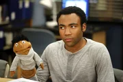 Troy (Donald Glover) langweilt sich vom immer wieder kehrendem Alltag und sucht nach einem neuen Abenteuer ... Troy (Donald Glover) langweilt sich vom immer wieder kehrendem Alltag und sucht nach einem neuen Abenteuer ...