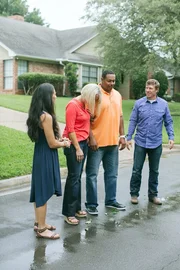 Die Renovierungsprofis Chip (r.) und Joanna Gaines (l.) verwandeln dieses Mal ein renovierungsbedürftiges "Aunt Opal House" in ein traumhaftes neues Zuhause für eine fünfköpfige Familie in Woodway. Als die McKenzies (2.v.l.,2.v.r.) anfangs das unrenovierte Haus sehen, sind sie jedoch noch skeptisch ...