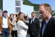 Laura (Fanny Staffa, 2.v. links), ihr Freund Bille (Andree – Östen Solvik), Sonja (Catherine Bode, 3.v. links), Leif (Rainer Sellien, rechts) und dessen Leibwächter Strahnge (Kai Scheve, 2.v. rechts) organisieren auf eigene Faust eine Trauerfeier.