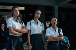 V.l.: Nicole (Sistine Rose Stallone), Sasha (Corinne Foxx), Alexa (Brianne Tju)  Die Verwendung des sendungsbezogenen Materials ist nur mit dem Hinweis und Verlinkung auf RTL+ gestattet.