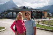 Felix Gottwald und Lilian Klebow posieren für ein Foto auf dem Berg Helm.