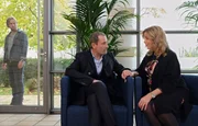 Felix Sonntag (Jochen Matschke, li.) wird klar, wer der neue große Unbekannte in Sarah Marquardts (Alexa Maria Surholt, re.) Leben ist - ausgerechnet sein Vater Richard Noll (Heikko Deutschmann, mi.).