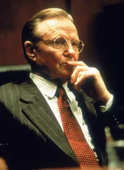 Das Video, das sich im Besitz eines erfolgreichen Anwalts befindet, k&ouml;nnte Reynolds (Jon Voight) den Kopf kosten. Aus diesem Grund f&auml;lscht er Beweise und macht  den Anwalt zum Staatsfeind Nr. 1...