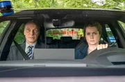 Peter Schnabel (Martin Brambach), Leonie Winkler (Cornelia Gröschel) Die Kommissare kommen zum ersten Mal an den Tatort, an dem das Mädchen Lilly-Marie Reuter tot aufgefunden worden ist.