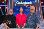 Moderatorin Esther Sedlaczek (M.) mit den Kandidaten des Teams "Humor": Jürgen von der Lippe (l.) und Markus Maria Profitlich (r.).