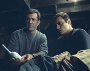 Als neben den Kornkreisen auch noch unidentifizierbare leuchtende Objekte am Himmel gesichtet werden, als das Ende der Welt gekommen zu sein scheint, starten Graham (Mel Gibson, l.)  und Merrill (Joaquin Phoenix, r.) eine ausgekl&uuml;gelte Rettungsaktion ...