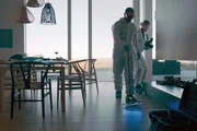 Marín (Maria Ellingsen) und ihr Kollege Ólafur (Ragnar Jónsson) bei der Spurensuche im Haus des Finanzmoguls.