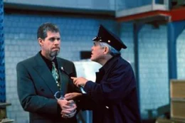 L-R: Constantin Konali (Ron Perlman) und Captain Harris (G. W. Bailey)