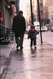 Sonny (Adam Sandler, l.) gibt den gro&szlig;en Vater, um seiner Freundin zu beeindrucken. Doch der Ziehsohn Julian (Cole/Dylan Sprouse), den er f&uuml;r seine Scharade ausgesucht hat, hat auch noch ein W&ouml;rtchen mitzureden.
