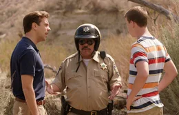 Einer von beiden muss sich opfern und den schwulen mexikanischen Polizisten (Luis Guzman, M.) gl&uuml;cklich machen, sonst droht der Knast: David (Jason Sudeikis, l.) und Kenny (Will Poulter, r.)  ...
