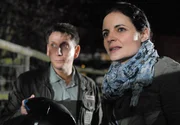 Nächtliche Eindringlinge im Zoo! Dr. Susanne Mertens (Elisabeth Lanz, r.) und Conny (Thorsten Wolf, l.) sind zu spät gekommen. Nur den Helm von einem der illegalen Besucher konnten sie sicherstellen.