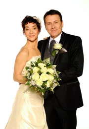 ARD ROTE ROSEN FOLGE 1438, am Donnerstag um 14:10 Uhr im ERSTEN. Es sollte der sch&ouml;nste Tag im gemeinsamen Leben von Merle Vanlohen (Anja Franke, l.) und Hotelier Gunter Flickenschild (Hermann Toelcke, r.) werden, eine romantische Hochzeit ganz in wei&szlig;. Doch als das gl&uuml;ckliche Brautpaar unter dem Jubel der Hochzeitsg&auml;ste aus dem Kirchenportal tritt, stockt Gunter der Atem. Vor ihm steht seine nach einem Bootsunfall f&uuml;r tot erkl&auml;rte erste Gattin.