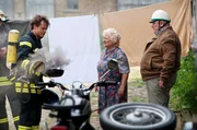 Der Feuerwehrmann (Marlon Kittel) zeigt Elsa (Carmen-Maja Antoni) und Krause (Horst Krause, re.), warum die Feuerwehr gerufen werden musste.