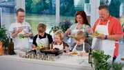 Kochkurs mit dem Ernährungs-Doc: Matthias Riedl hat Familie O. vorab gefragt, was sie gerne essen. Ein perfektes Rezept für alle: Zucchini-Dinkel-Spaghetti mit Linsen-Bolognese.