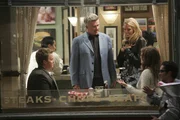 Ted, Marshall und Lily sind zu der Überzeugung gekommen, dass man Barney (Neil Patrick Harris, l.) und Robin (Cobie Smulders, 2.v.r.) auseinanderbringen sollte. Mit Hilfe von Alan Thicke (Alan Thicke, 2.v.l.), Meg (April Bowlby, M.) und dem Lost In Space-Roboter (Whit Hertford, r.) hoffen sie auf Erfolg ...