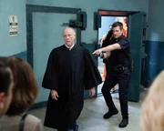 Der Richter Stevens (Jim Ortlieb, l.) wollte John Nolan (Nathan Fillion, r.) und weitere Besucher des Gerichts aus Platzgr&uuml;nden nicht in den Bunker lassen und hatte sie sogar mit einer Waffe bedroht, die ihm John abgenommen hat.