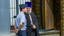Priester und Gef&auml;ngnisleiterin sind ein eingespieltes Team. Besonders schwer sei es an Drogenkonsumentinnen heranzukommen, sagt der orthodoxe Priester Nikoleij Gerasimtschuk.