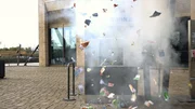 In der Hafencity fliegt ein Bankautomat in die Luft – damit die Täter mit dem Geld nicht fliehen können, werden die Geldscheine automatisch bunt gefärbt.