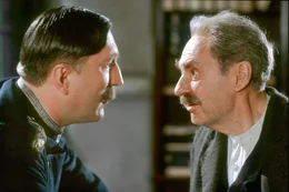 "Ohne Arbeit keine Papiere - ohne Papiere keine Arbeit". Polizeioberwachtmeister (Veit St&uuml;ber) und Voigt (Harald Juhnke).