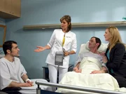 Der Rollentausch zwischen Konrad Gerstenmeyer (Anian Zollner, liegend) und Ralf Meinecke (Gabriel Merz, links) ist in der Klinik aufgeflogen. Nur Schwester Yvonne (Maren Gilzer, 2.von links) hat noch nichts davon mitbekommen. Valerie Gerstenmeyer (Milena Dreißig, rechts) stellt Schwester Yvonne nun den echten Konrad Gerstenmeyer vor.