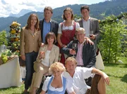 Gruppenbild: Juliane (Karin Thaler, li.), Philipp (Michael Fitz, 2.v.li.), Sarah (Alma Leiberg, 3.v.li.), Lukas (Gregory Brain Waldis, re.), Lotte (Heidelinde Weis, Mitte li.), Rudolf (Siegfried Rauch, Mitte re.), Moni (Judith Hildebrandt, vorne li.) und Schorschi (Oliver Clemens, vorne re.). Gruppenbild: Juliane (Karin Thaler, li.), Philipp (Michael Fitz, 2.v.li.), Sarah (Alma Leiberg, 3.v.li.), Lukas (Gregory Brain Waldis, re.), Lotte (Heidelinde Weis, Mitte li.), Rudolf (Siegfried Rauch, Mitte re.), Moni (Judith Hildebrandt, vorne li.) und Schorschi (Oliver Clemens, vorne re.).