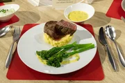 Tagesmotto "Leibgericht": Rinderfilet mit Sauce béarnaise, Kartoffelstampf und wildem Brokkoli von Ilija Kovacevic