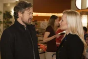 Axel (Daniel Aichinger) gibt sich Isabelle (Ania Niedieck) gegenüber siegessicher, Spiridula doch noch zu entkommen.