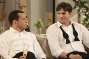 Sentimentaler Moment: Alan (Jon Cryer, l.) und Walden (Ashton Kutcher, r.) lassen ihre gemeinsame Vergangenheit als Junggesellen noch einmal Revue passieren ...