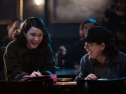 L-R: Miriam 'Midge' Maisel (Rachel Brosnahan), Susie Myerson (Alex Borstein)