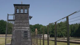 Im Dokumentarfilm erkl&auml;ren Staatsanw&auml;lte und Staatanw&auml;ltinnen, Juristinnen und Juristen, Wissenschaftlerinnen und Wissenschaftler sowie Sachverst&auml;ndige, wie sich ein neues Prinzip der Rechtsauffassung in Deutschland etablieren konnte. Mit aufr&uuml;ttelnden und bewegenden Zeitzeugenberichten von &Uuml;berlebenden des Konzentrationslagers &bdquo;Stutthof&ldquo; offenbart der Film nicht nur eine komplexe, faszinierende Geschichte dar&uuml;ber, warum es so lange dauerte, bis die Gerechtigkeit ihren Weg in die deutschen Gerichte fand &ndash; er veranschaulicht anhand des vielleicht letzten rechtskr&auml;ftigen Urteils gegen NS-Verbrechen auch eindrucksvoll die wegbereitende Bedeutung der heutigen Urteile als Anerkennung f&uuml;r die Opfer und als Mahnung f&uuml;r die Zukunft. - KZ-Stutthof Gedenkst&auml;tte in der N&auml;he von Danzig. Insgesamt wurden ungef&auml;hr 110 000 Menschen nach Stuffhof und in dessen Au&szlig;enlager deportiert, mindestens 65 000 von ihnen starben dort.