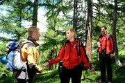 Andreas (Martin Gruber, l.), Bea (Paula Paul, M.) und Tobias (Markus Brandl, r.) suchen nach dem vermissten Carsten.