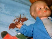 Eine junge Frau und ihre beiden kleinen Töchter werden vergewaltigt und ermordet. Am Tatort findet die Polizei zahlreiche Spuren. Leider akzeptiert das Gericht keine DNA-Analysen. Eine junge Frau und ihre beiden kleinen Töchter werden vergewaltigt und ermordet. Am Tatort findet die Polizei zahlreiche Spuren. Leider akzeptiert das Gericht keine DNA-Analysen.