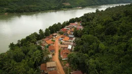 Dorf am Mekong.; PHOENIX AUF DEM MEKONG DURCH LAOS, am Sonntag (03.11.24) um 22:30 Uhr. Dorf am Mekong. &copy; phoenix/HR/Lynn Klockow, honorarfrei - Verwendung gem&auml;&szlig; der AGB im engen inhaltlichen, redaktionellen Zusammenhang mit genannter PHOENIX-Sendung bei Nennung "Bild: phoenix/HR/Lynn Klockow" (S2). PHOENIX-Kommunikation, Tel: 0228/9584-196, Fax: -199, presse@phoenix.de