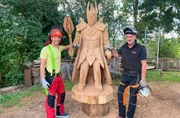 Moderator Arndt Reisenbichler mit Holzkünstler Wolfgang Greb. Er hat mit der Motorsäge viele der Figuren auf dem „Auenlandweg“ bei Wissen gestaltet.