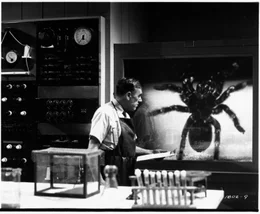 Um dem Hunger in der Welt endg&uuml;ltig ein Ende zu setzen, arbeitet Biologe Professor Gerald Deemer (Leo G. Carroll) an einem gef&auml;hrlichen Experiment. Er will essbare Nutztiere schneller wachsen lassen und testet deshalb an allerhand Tierarten einen Wachstumsbeschleuniger. Mit fatalen Folgen ...