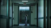Ein Kind im Krankenhausflur bei Nacht Ein Kind im Krankenhausflur bei Nacht