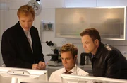 Lt. Horatio Caine (David Caruso, l.), Detective Danny Messer (Carmine Giovinazzo, M.) und Mac Taylor (Gary Sinise, r.) machen eine Entdeckung ...