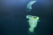 Die Insel Kasolo wird auch Kennedy Island genannt, da dort der ehemalige US-Pr&auml;sident mit seiner Mannschaft strandete ...