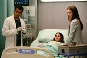 Dr. Lawrence Kutner (Kal Penn, l.) und Dr. Remy Hadley (Olivia Wilde, r.) untersuchen die junge Samantha (Joanna Koulis, M.), die sich äußerst seltsam verhält ...