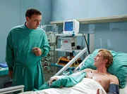 Jens Angerer (Jeremias Koschorz, rechts) hat die Operation gut überstanden. Als er erfährt, dass sein Vater Horst (Thomas Dehler) es war, der die Suche nach seinem abgetrennten Arm nicht aufgegeben hat, steht einer Versöhnung der beiden nichts mehr im Weg.