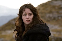 Ritter Behmen und Felson sollen ein M&auml;dchen (Claire Foy), das f&uuml;r eine Hexe gehalten wird, in ein entlegenes Kloster bringen..Ritter Behmen und Felson sollen ein MĂ&curren;dchen (Claire Foy), das fĂĽr eine Hexe gehalten wird, in ein entlegenes Kloster bringen..