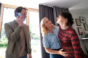 Lena Lorenz (Judith Hoersch, M.) und Bianca Leitners Ex-Partner Jonas Neumüller (Christian Löber, l.) finden Bianca (Eva Bay, r.) völlig betrunken in ihrer Wohnung vor.