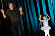 Jay (Ed O'Neill) wächst über sich hinaus, um Lily (Aubrey Anderson-Emmons) bei ihrem Ballett-Auftritt zu unterstützen. Jay (Ed O'Neill) wächst über sich hinaus, um Lily (Aubrey Anderson-Emmons) bei ihrem Ballett-Auftritt zu unterstützen.