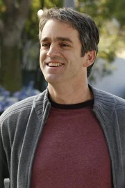 Während Susan ihre erste Nacht mit Ian verbringt, verdächtigt Lynette ihren Nachbarn Art (Matt Roth) als pädophil ...