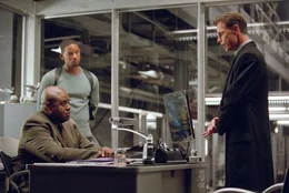 Die Entwicklerfirma "U.S. Robotics" von Lawrence Robertson (Bruce Greenwood, r.) steht kurz davor, den ganz neuen Robot-Typ NS-5 auf den Markt zu bringen, als ein Mord in der Firma geschieht. W&auml;hrend Lt. John Bergin (Chi McBride, l.) nicht glaubt, dass ein Robot gegen die ihm einprogrammierten Gesetze versto&szlig;en hat, ist sich Detective Del Spooner (Will Smith, M.) sicher, den T&auml;ter unter den Maschinenmenschen zu finden ...