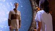 Gerade als Elizabeth (Torri Higginson, re.) durch das Stargate gehen will, versucht Niam (John O'Callaghan, li.) sie aufzuhalten.