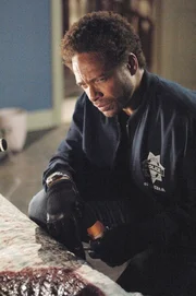 Warrick (Gary Dourdan) und seinen Kollegen fällt die Ermittlungsarbeit am Tatort nicht leicht: sechs junge Mädchen wurden auf brutalste Weise ermordet.