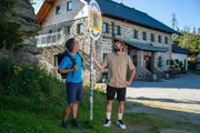 Von links: Marcus Fahn und Philipp Schmöller stehen vor dem Schild Freistaat Bayern. Von links: Marcus Fahn und Philipp Schmöller stehen vor dem Schild Freistaat Bayern.