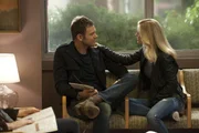 Mit seinen Spielchen bringt Pierce sowohl Britta (Gillian Jacobs, r.) als auch Jeff (Joel McHale, l.) in schwierige Situationen ...